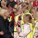 The Crown Princess talking with children from Tiriltoppen kindergarten (Foto: Rolf Grindal, Bamble Kommune)